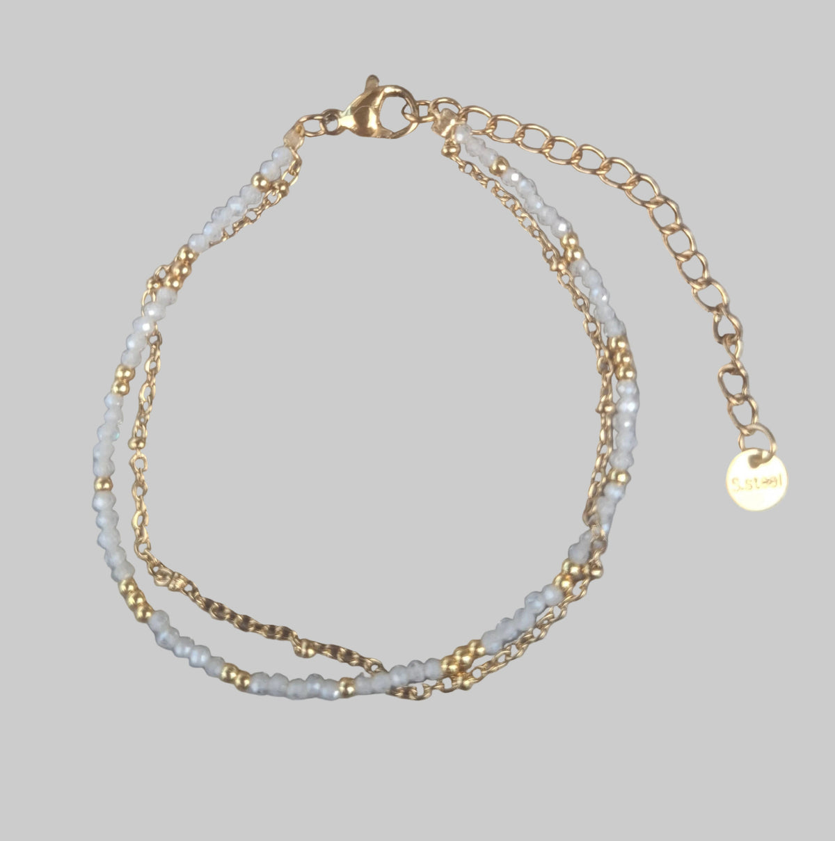 Armband in Gold mit weißen Perlen